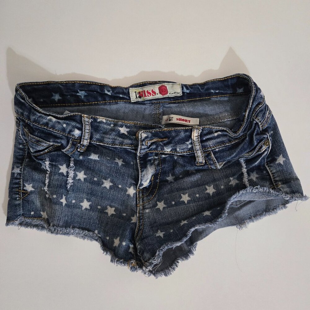 Star jean shorts 1st kiss